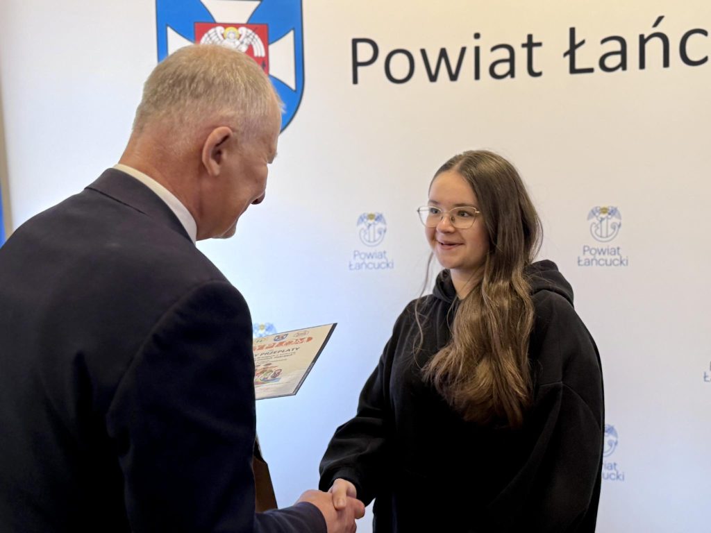 Pan Starosta wręcza nagrodę uczennicy w konkursie Zawód moich marzeń
