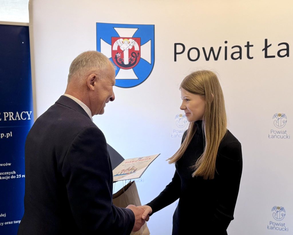 Starosta Łańcucki wręcza nagrodę uczennicy w konkursie Zawód moich marzeń