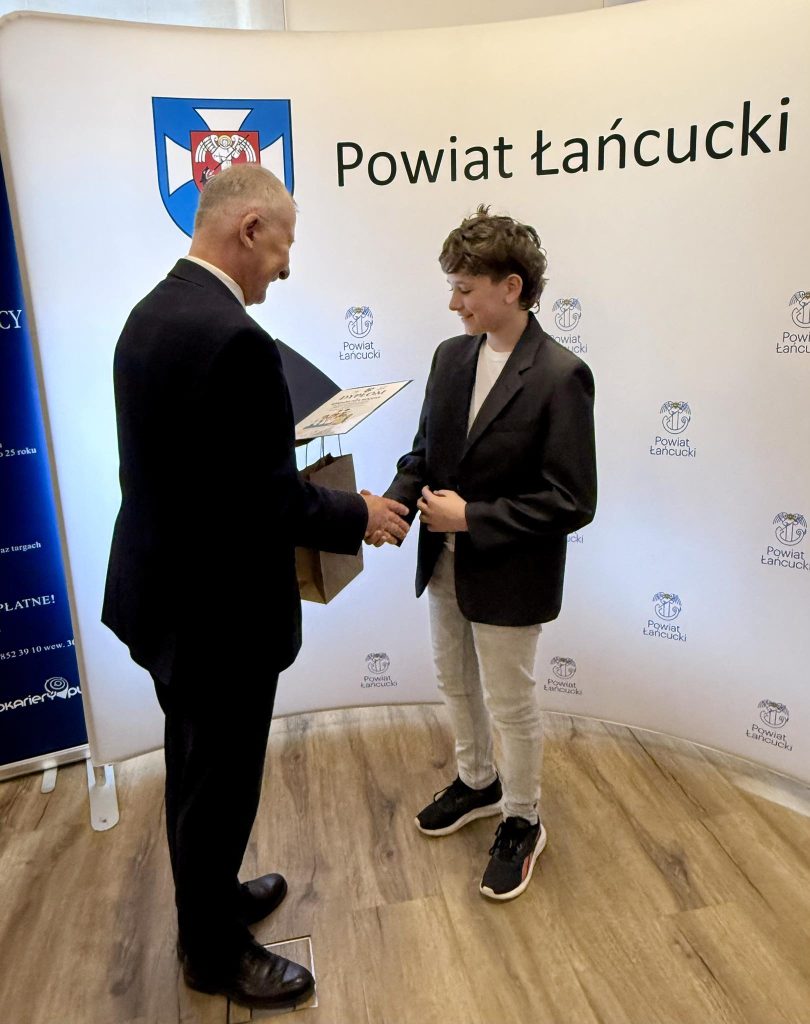 Starosta Łańcucki wręcza nagrodę uczniowi w konkursie Zawód moich marzeń