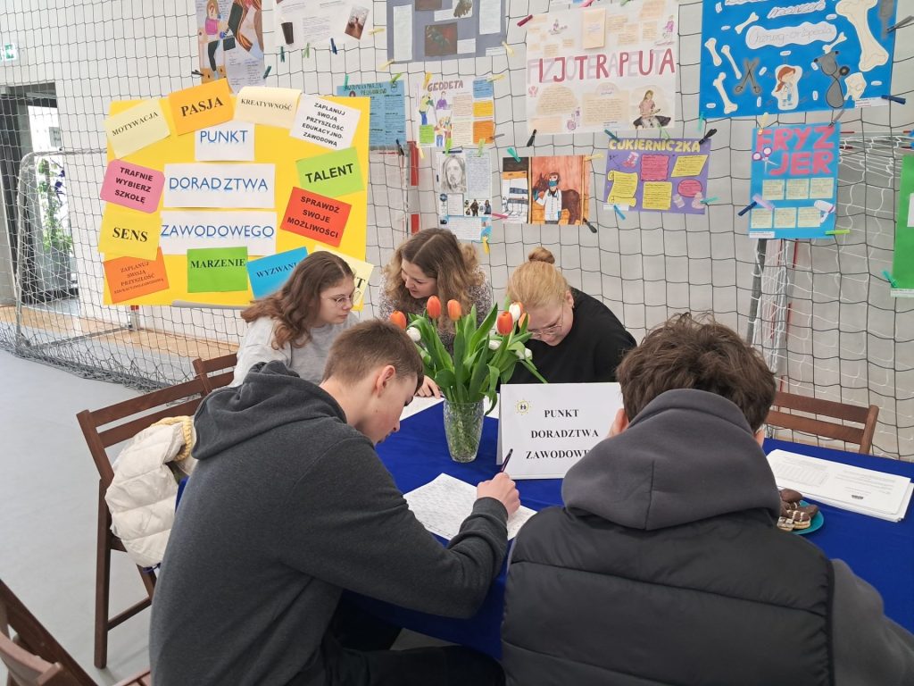 Uczniowie na Powiatowych Targach Edukacyjnych