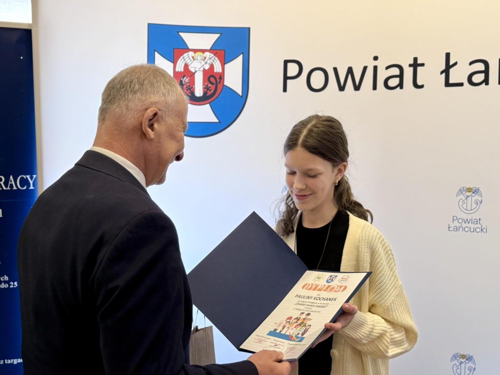 Starosta Łańcucki wręcza nagrodę uczennicy w konkursie Zawód moich marzeń