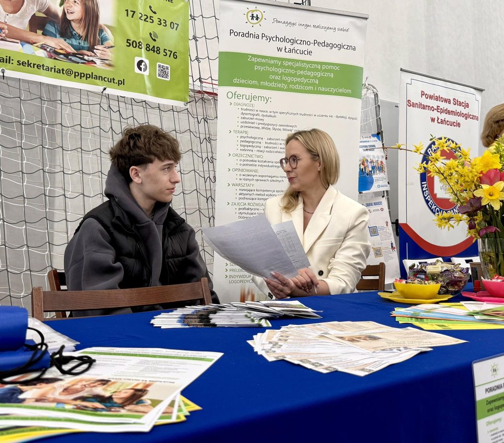 Doradca zawodowy z uczniem na Powiatowych Targach Edukacyjnych