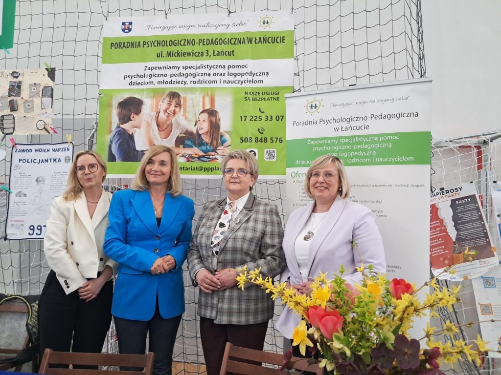 Pani Kurator Województwa Podkarpackiego, Pani Wicestarosta Powiatu Łańcuckiego, Dyrektor oraz Wicedyrektor Poradni Psychologiczno-Pedagogicznej podczas Targów Edukacyjnych