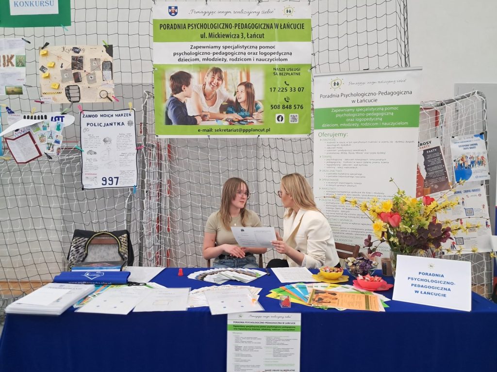 Doradca zawodowy wraz z uczennicą podczas Targów Edukacyjnych