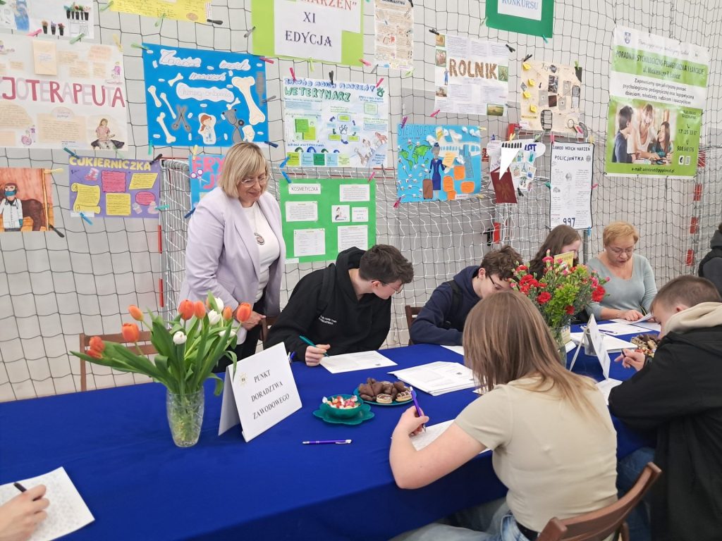 Pani Dyrektor PPP Łańcut podczas Targów Edukacyjnych wraz z młodzieżą