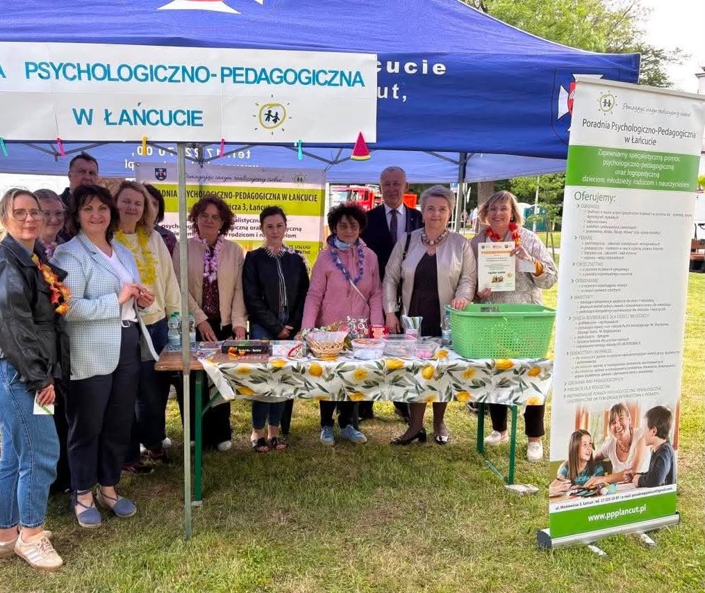 Pan Starosta, Wicestarosta, ksiądz oraz pracownicy Poradni podczas Rodzinnego Integracyjnego Pikniku w Łańcucie