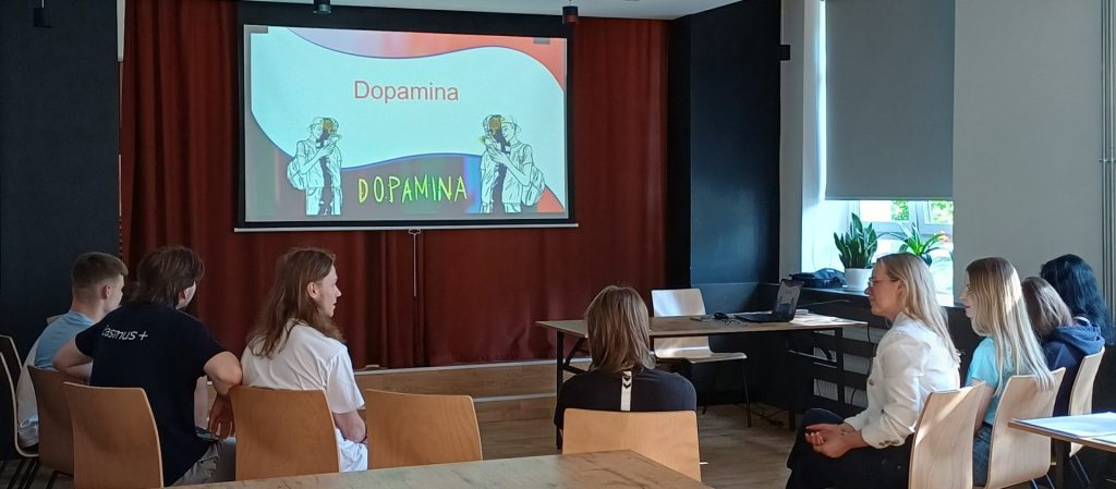 Młodzież podczas zajęć „Dopamina – zajęcia profilaktyczne wspierające młodzież w świadomym korzystaniu z mediów społecznościowych i dbaniu o równowagę online-offline”