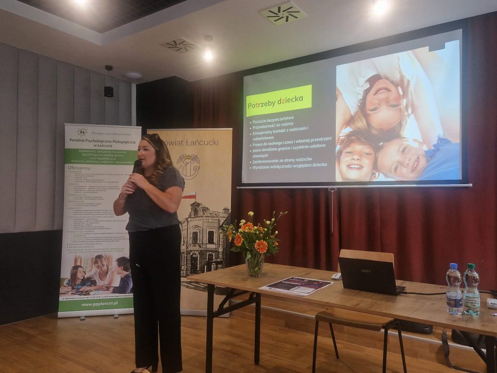 Pani Monika Frysz - podczas konferencji: W pułapce cyberświata - dzieci i młodzież w Internecie