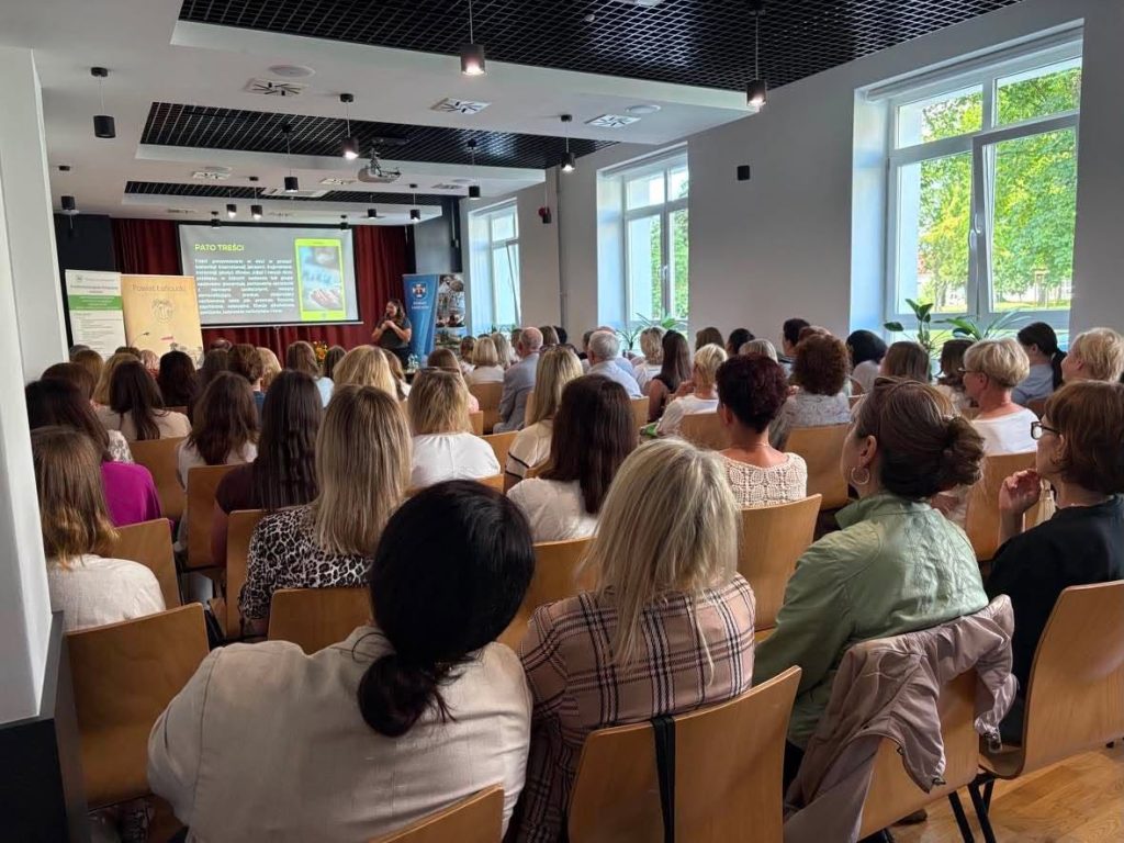 Pani prowadząca konferencję - Monika Frysz oraz uczestnicy konferencji: W pułapce cyberświata - dzieci i młodzież w Internecie