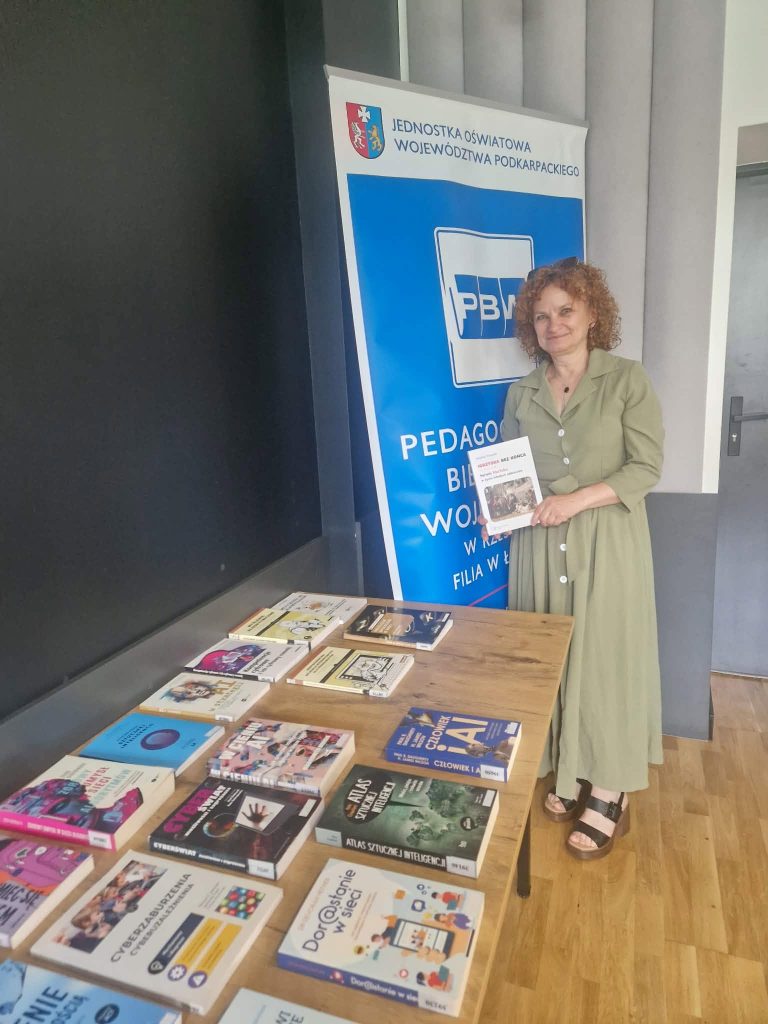 Pani Ewa Chudzik - kierownik Filii Biblioteki podczas konferencji: W pułapce cyberświata - dzieci i młodzież w nternecie