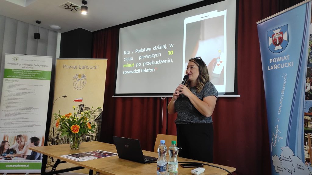 Pani Monika Frysz - podczas szkolenia na powiatowej konferencji szkoleniowej: W pułapce cyberświata - dzieci i młodzież w Internecie