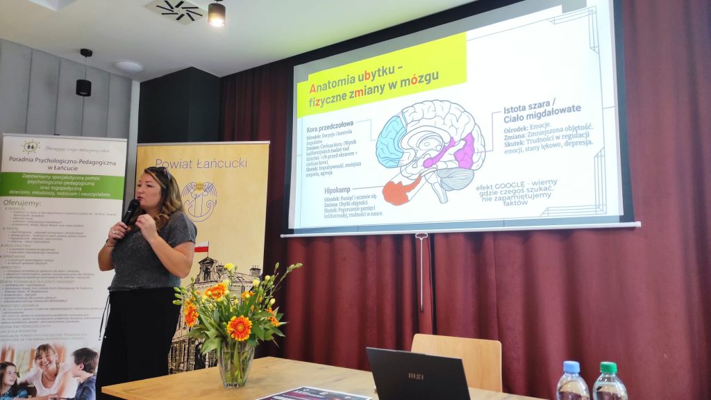 Pani Monika Frysz - podczas szkolenia na powiatowej konferencji szkoleniowej: W pułapce cyberświata - dzieci i młodzież w Internecie