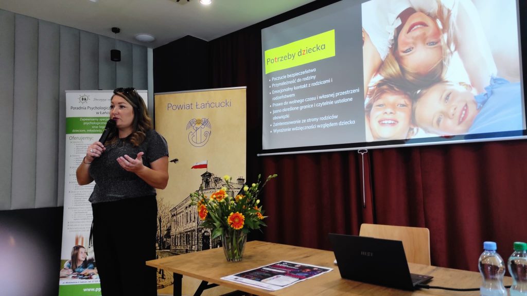 Pani Monika Frysz - podczas szkolenia na powiatowej konferencji szkoleniowej: W pułapce cyberświata - dzieci i młodzież w Internecie
