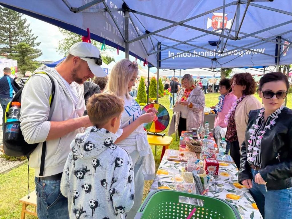 Pracownicy Poradni oraz osoby biorące udział w w Rodzinnym Integracyjnym Pikniku w Łańcucie