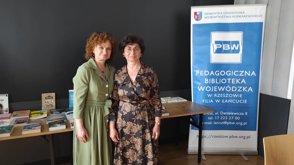 Pani Ewa Chudzik - kierownik Filii Biblioteki Pedagogicznej w Łańcucie oraz psycholog PPP w Łańcucie Magdalena Krzywonos podczas konferencji: W pułapce cyberświata - dzieci i młodzież w Internecie