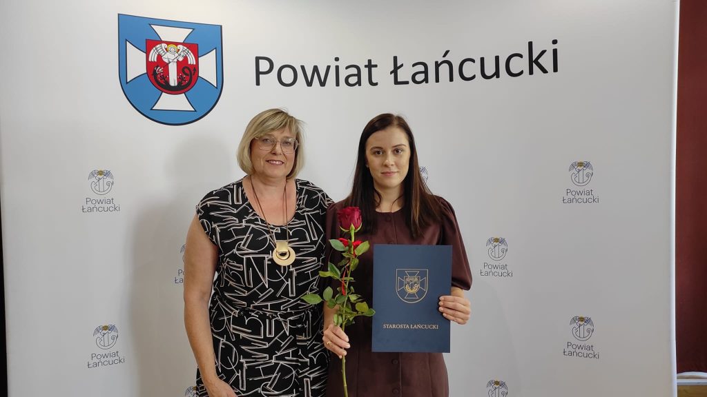Adrianna Dzień - pedagog i dyrektor PPP Łańcuct Elżbieta Dolata podczas wręczenia dyplomu awansu na nauczyciela mianowanego