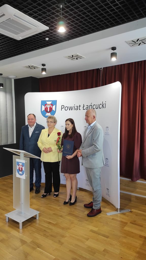 Naczelnik Wydziału Edukacji, Starosta i Wicestarosta Powiatu Łańcuckiego oraz Adrianna Dzień podczas wręczenia aktu nadania awansu zawodowego na nauczyciela mianowanego