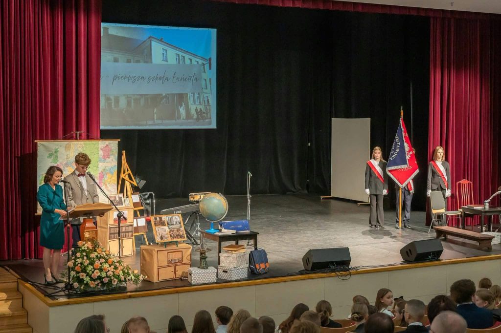 Nauczyciel i uczeń SP 1 podczas Jubileuszu